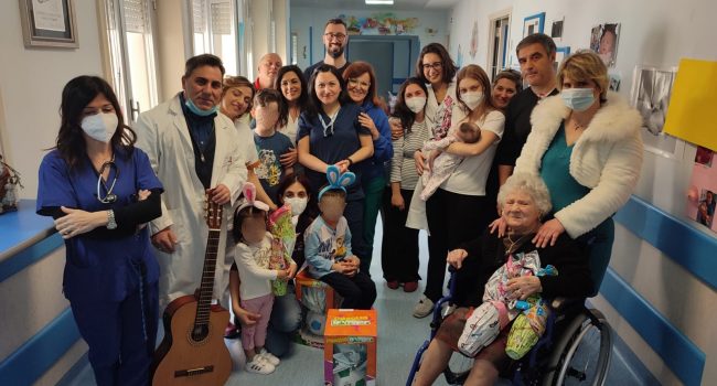 Nonna di 97 anni dona uova di Pasqua ai bambini ricoverati in ospedale
