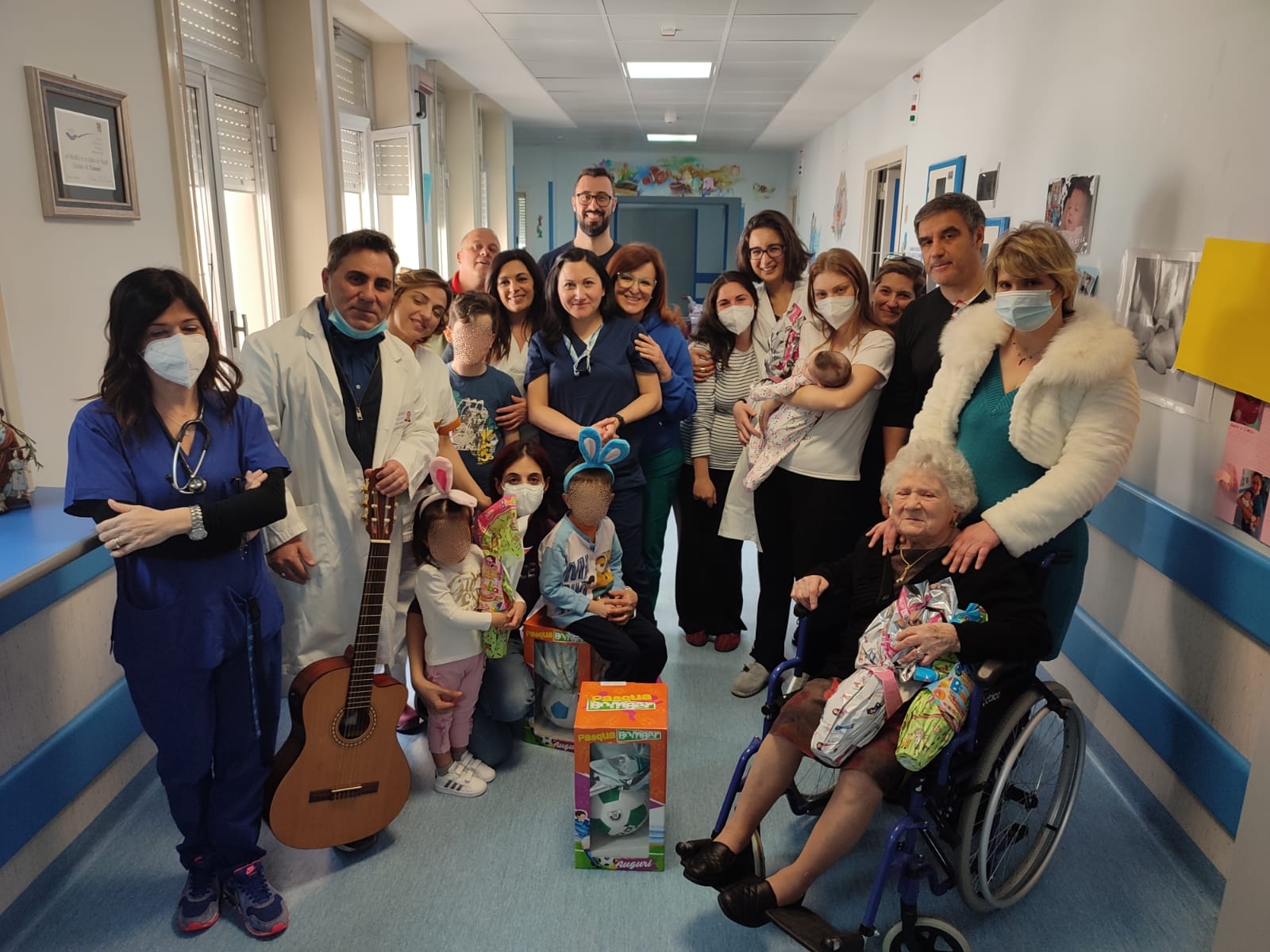 Nonna di 97 anni dona uova di Pasqua ai bambini ricoverati in ospedale