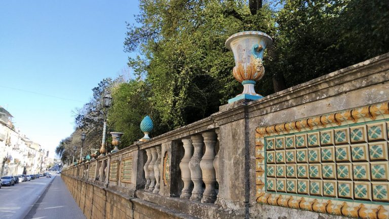 Ripristinati quattro vasi in ceramica che erano stati danneggiati alla Villa Comunale