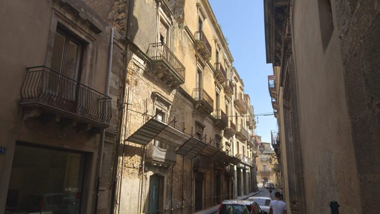 Palazzo Spadaro a Caltagirone: approvato progetto preliminare (7 milioni di euro, richiesti alla Regione) per recuperarlo e realizzarvi alloggi a canone sostenibile.