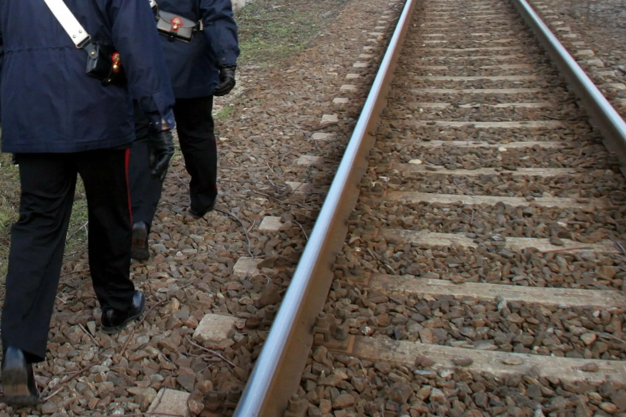 7 minori avrebbero tentato di far deragliare un treno. Denunciati