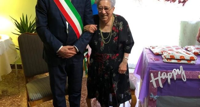 Foto-nonnina-ultracentenaria-col-sindaco-Roccuzzo.jpg