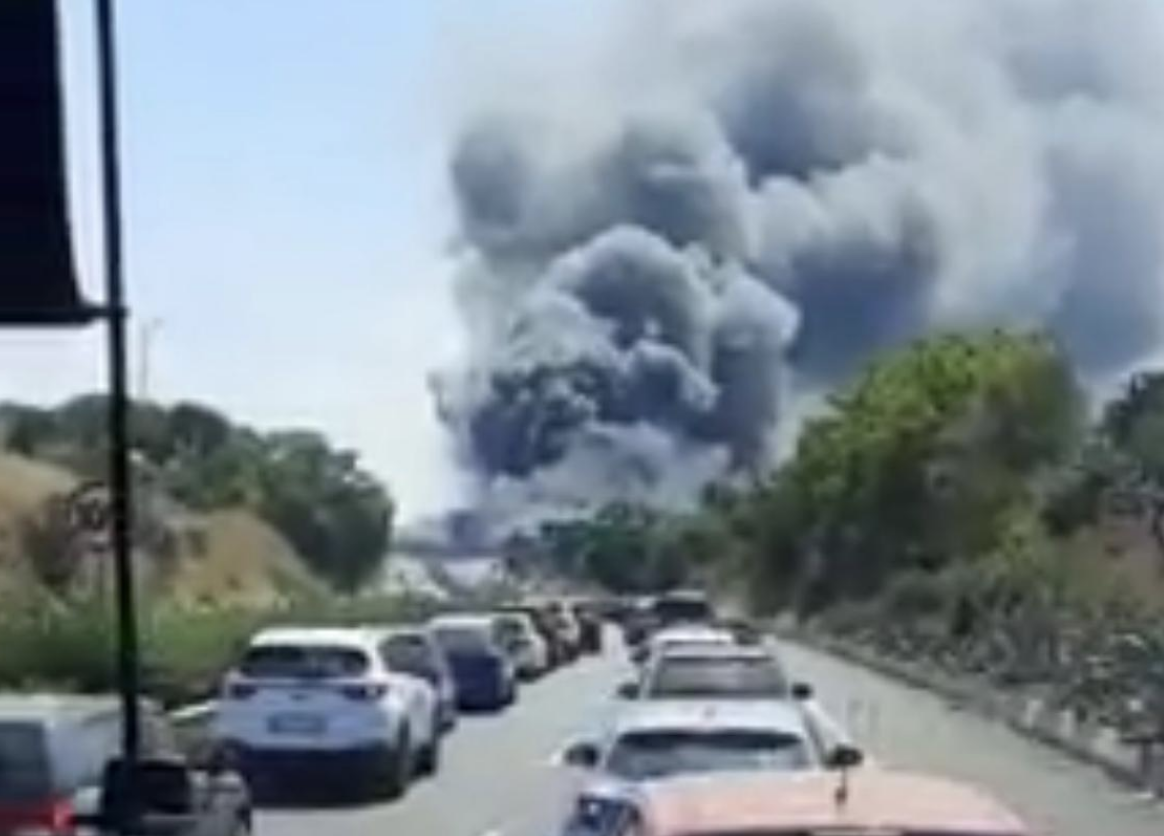 Un vasto incendio vicino ai caselli di San Gregorio, traffico fermo e allarme tra i residenti. FOTO