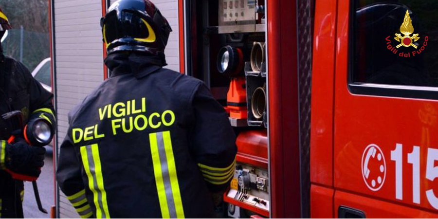 Fuga di gas, esplosione in abitazione, 4 vigili del fuoco feriti. Alcuni hanno ustioni di secondo grado. A Catania