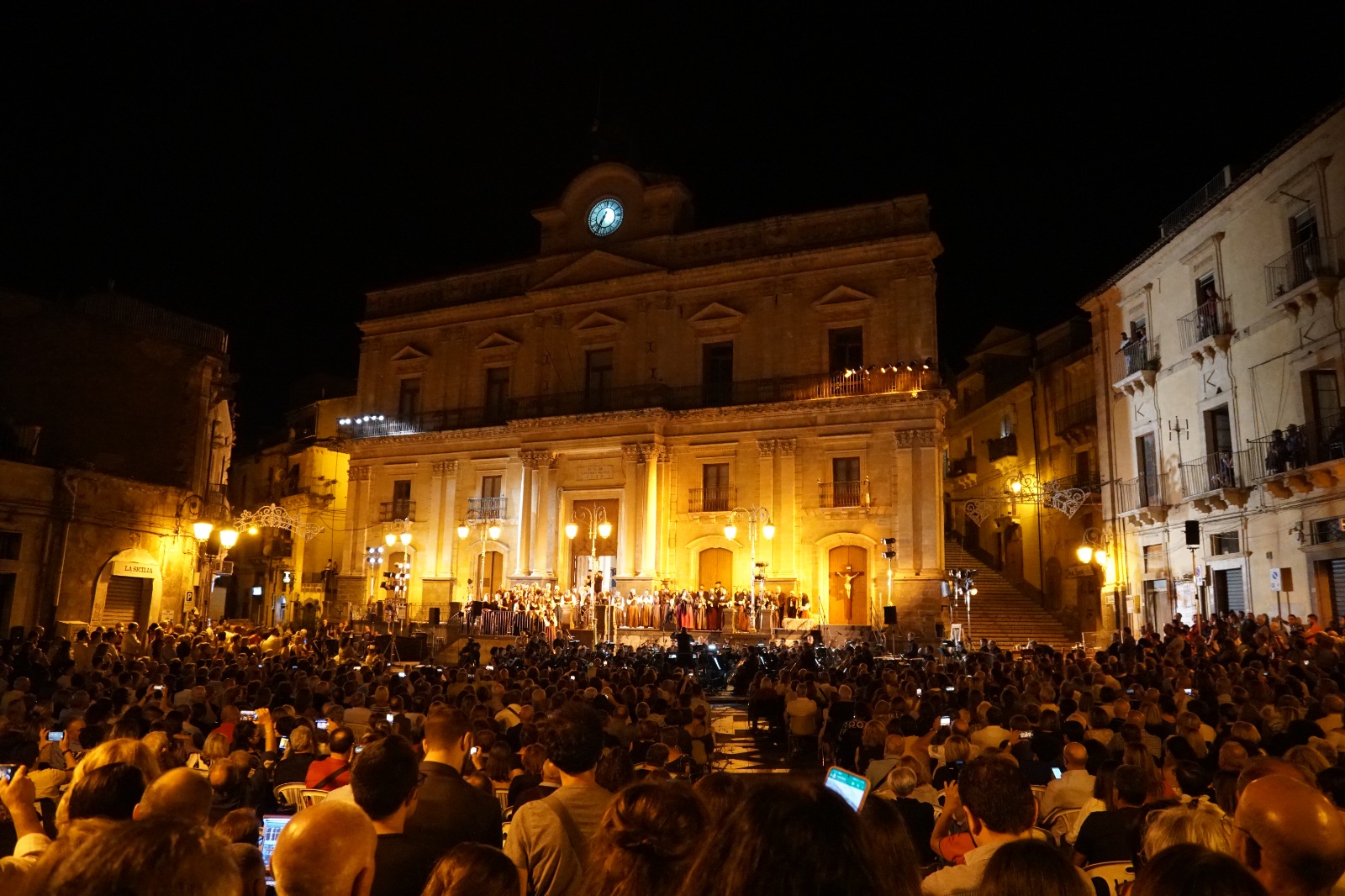 “Cavalleria Rusticana” proprio a Vizzini dove il grande scrittore Giovanni Verga l’ha ambientata. Produzione del Teatro Bellini di Catania con la regia di Alfonso Signorini per il Centenario promosso dalla Regione Siciliana.