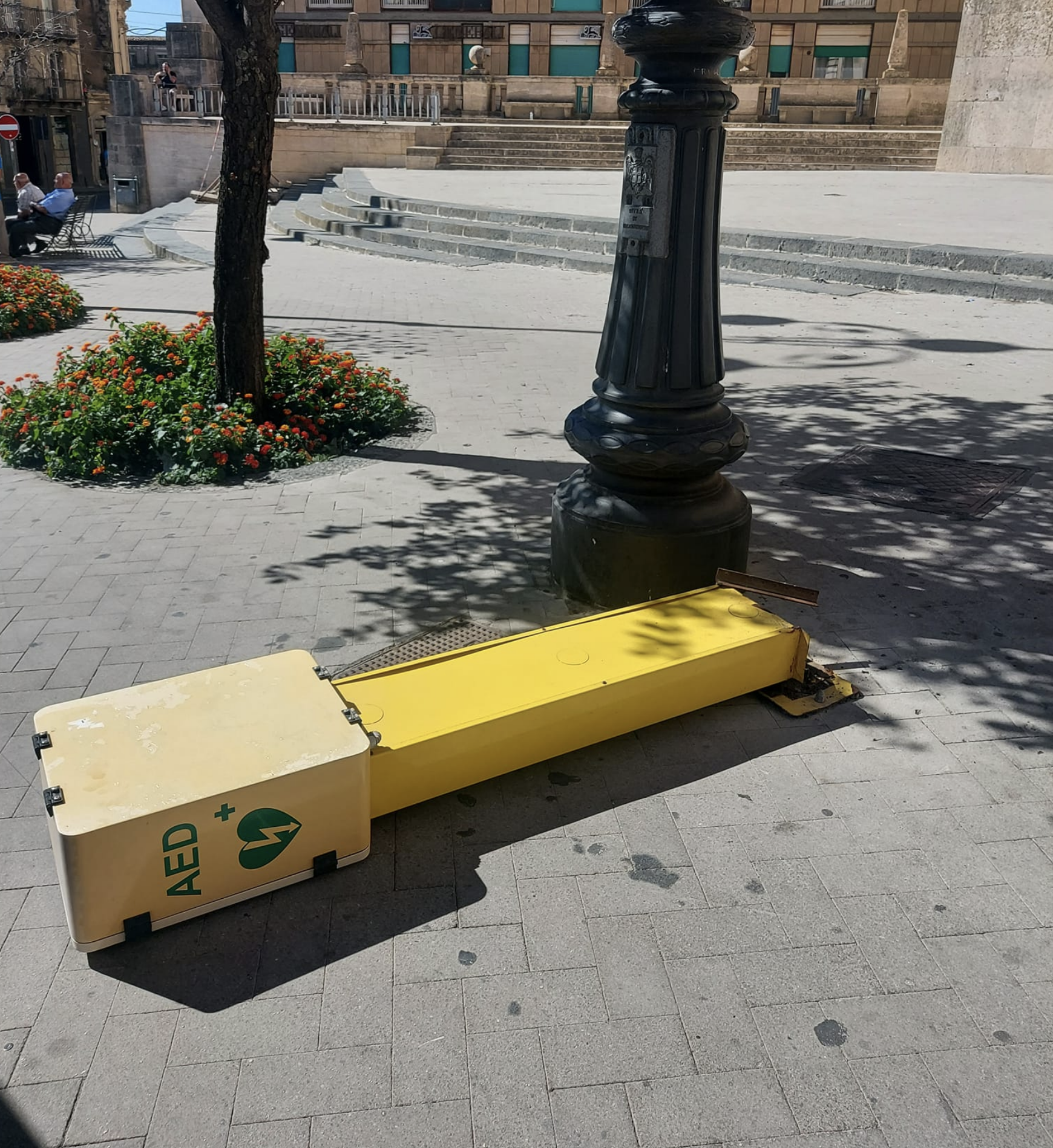 Vandali distruggono defibrillatore donato alla città di Caltagirone