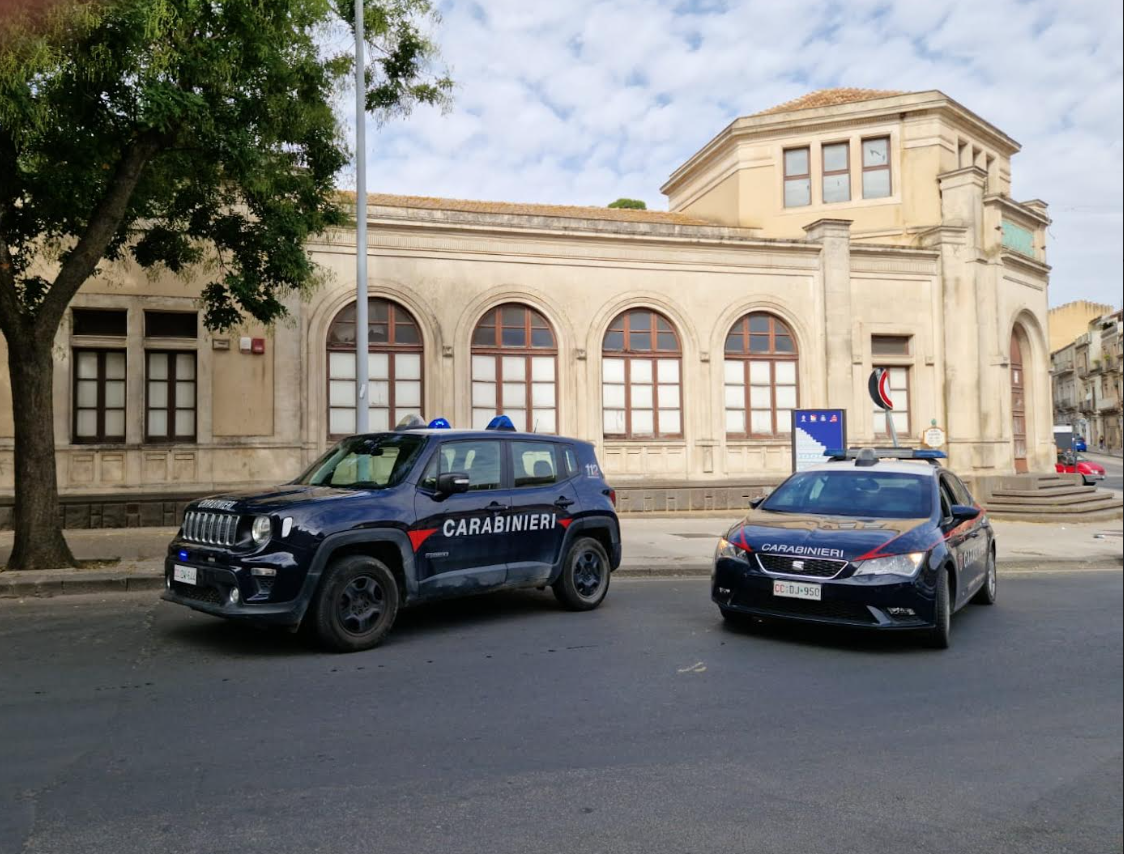 Sequestrano e seviziano minore algerino, due arresti