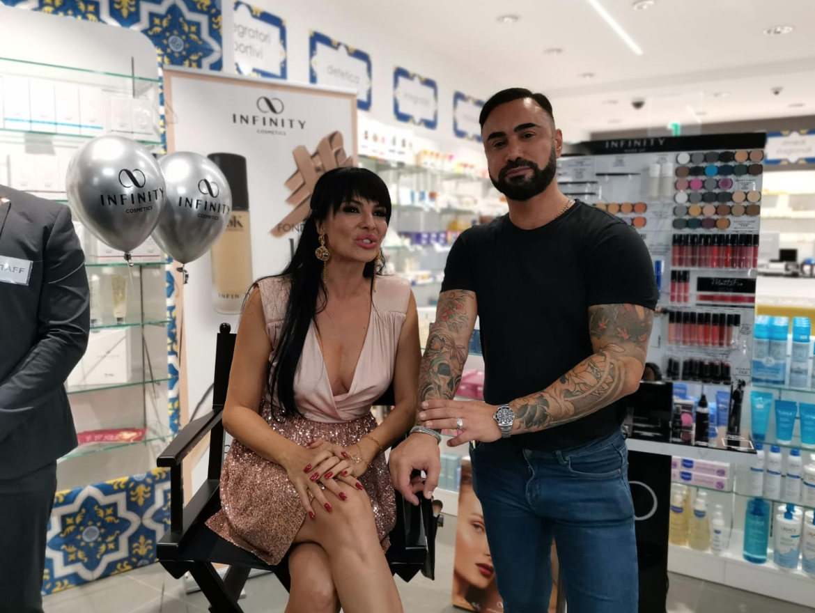 Miriana Trevisan a Caltagirone per la presentazione della linea Infinity Cosmetics: prova trucco, sorrisi e selfie