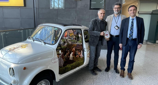 Inaugurato all’aeroporto di Catania il presepe di Caltagirone in Fiat 500