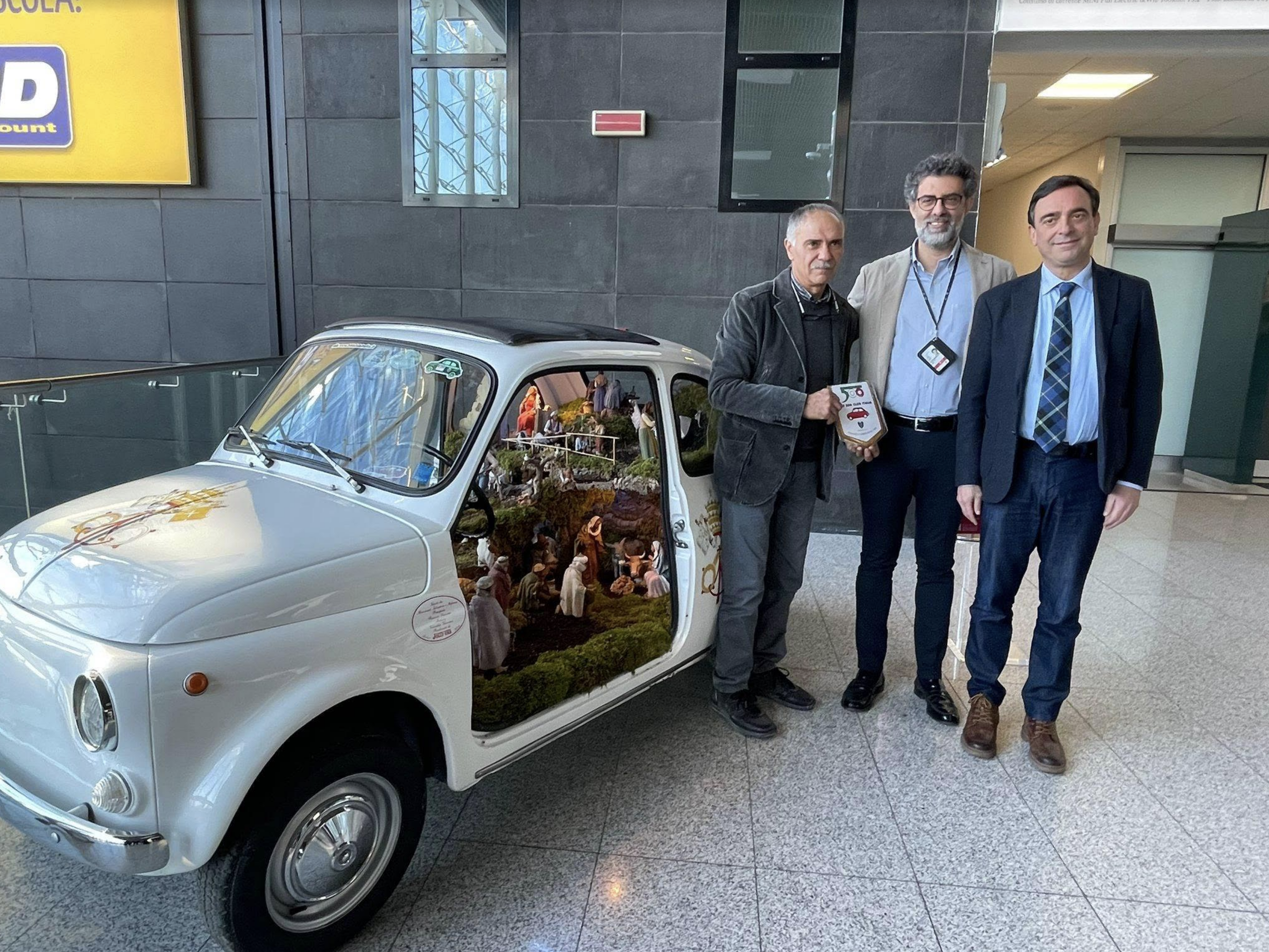 Inaugurato all’aeroporto di Catania il presepe di Caltagirone in Fiat 500