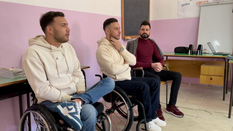 Scuola e disabilità, la storia di Mimmo e Peppe a confronto con i liceali. “La disabilità come ricchezza”