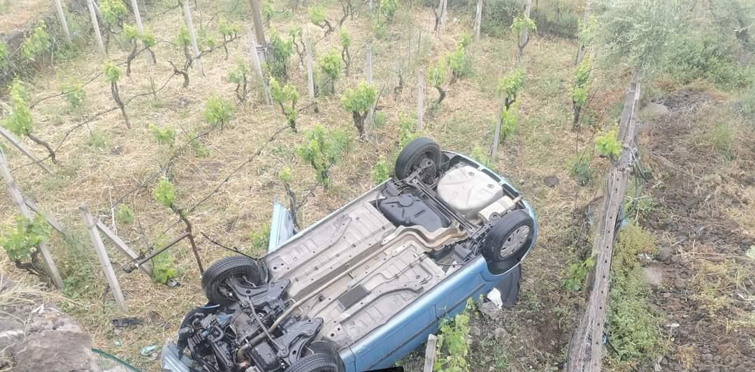 Pauroso incidente: auto cade in burrone. Salvo il conducente