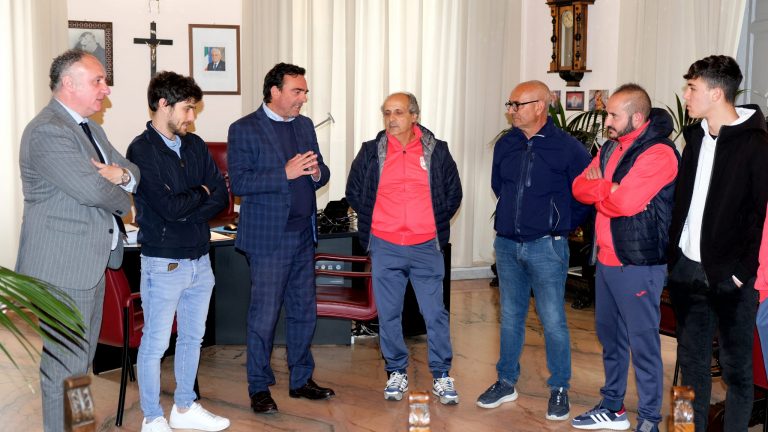 Incontro in municipio fra l’Amministrazione comunale e una delegazione della Qal’at, fresca di promozione in II categoria