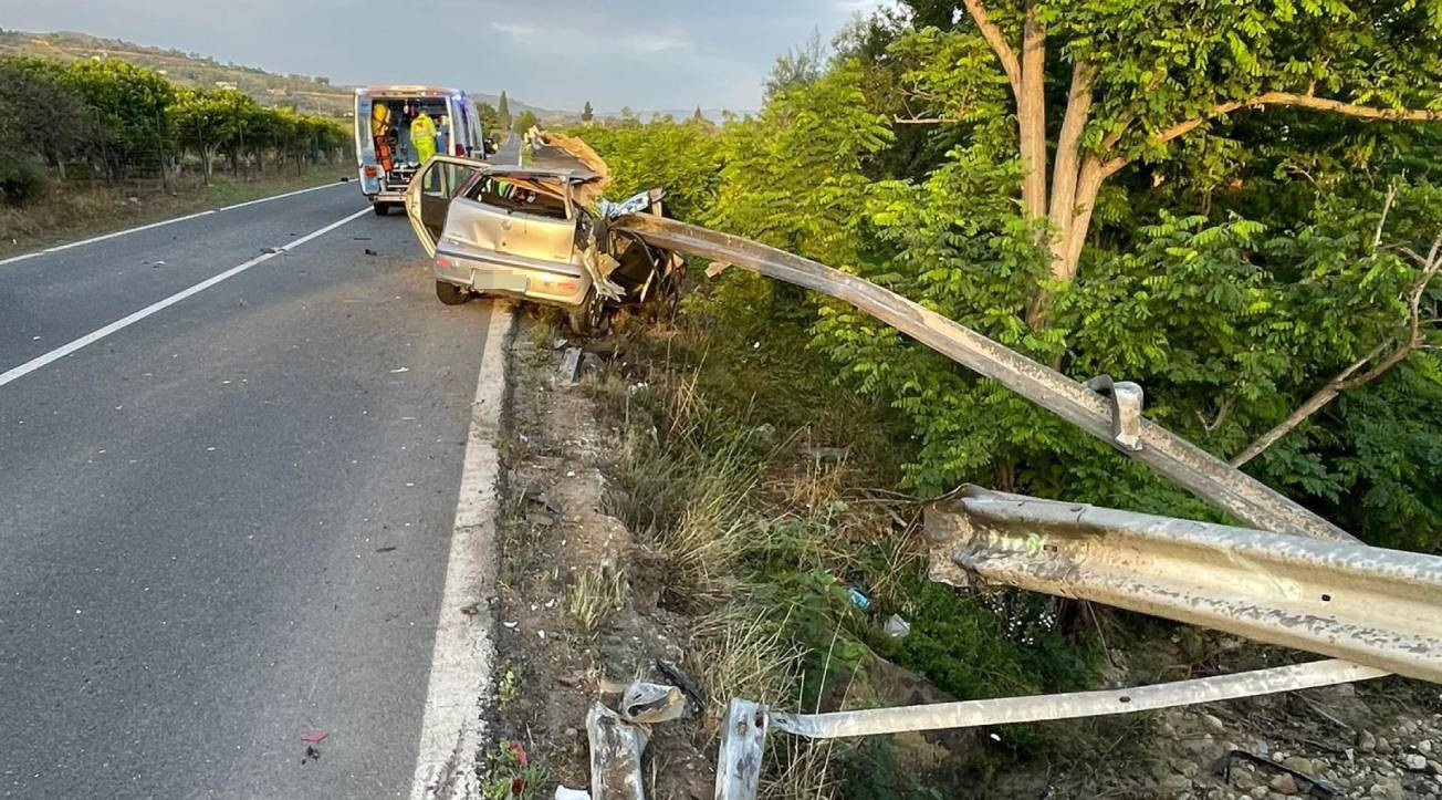 Due giovani perdono la vita in un incidente stradale