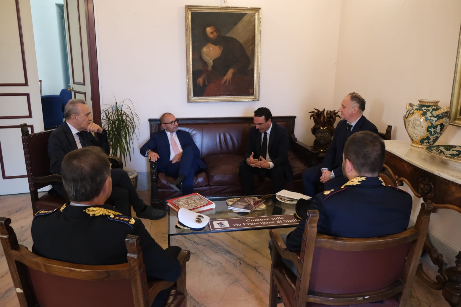 Il nuovo questore di Catania, Bellassai, in visita al Comune di Caltagirone. Nuovo impegno per il controllo del territorio