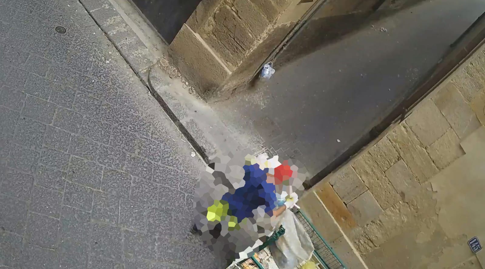 Operatore ecologico “infedele” incastrato dalle telecamere. Disseminava i rifiuti apposta tra le vie del centro storico di Caltagirone