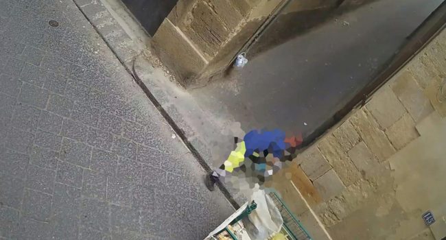 Foto-operatore-ecologico-che-abbandona-rifiuti.jpg-2.jpg