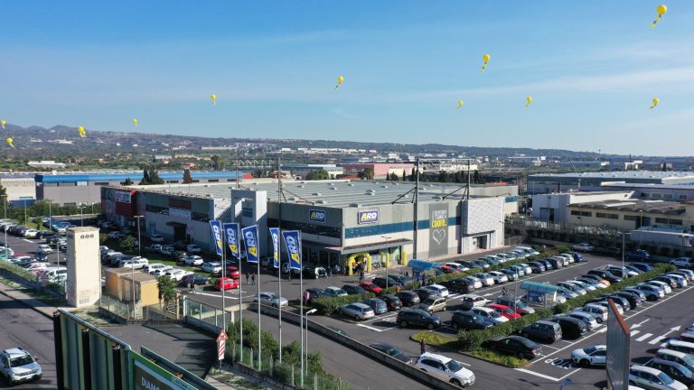 Inaugurato il nuovo punto vendita ARD Discount a Valcorrente tra festa, sorprese e risparmio. C’era anche Nino Frassica