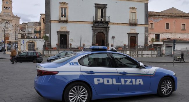 Lascia auto in sosta ma la trova con gomme tagliate. Denunciato un 67enne dalla Polizia di Catania