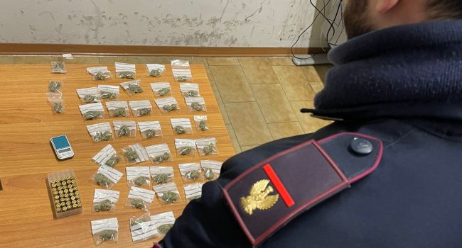 PUBBLICA-UNA-FOTO-SUI-SOCIAL-CON-UNA-PISTOLA-NEI-PANTALONI-LA-POLIZIA-DI-STATO-ARRESTA-19ENNE-TROVATO-IN-POSSESSO-DI-MARIJUANA-E-MUNIZIONI-2.jpg