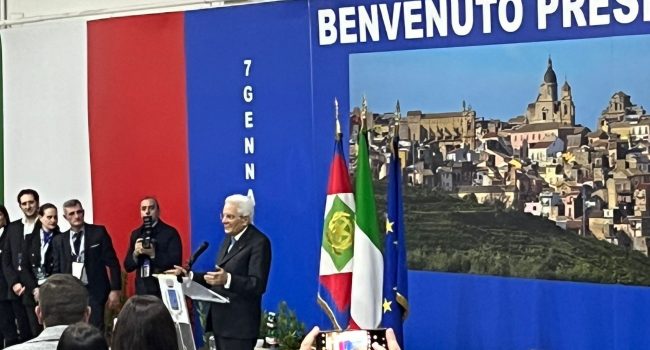 Il Presidente Mattarella a Militello Val Di Catania: “Importanti i piccoli Comuni, occorre garantire servizi essenziali ed eguali diritti di cittadinanza”. VIDEO