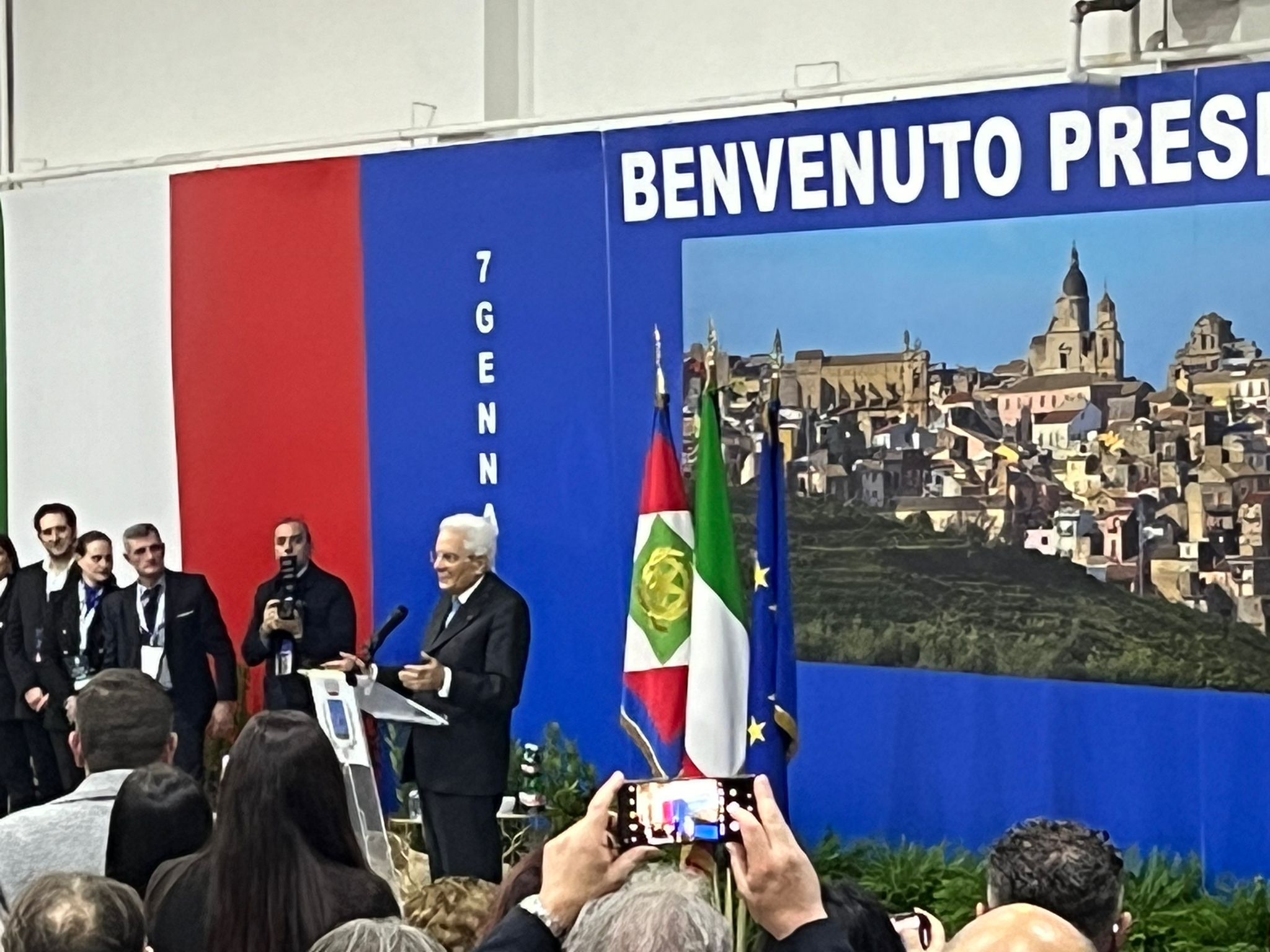 Il Presidente Mattarella a Militello Val Di Catania: “Importanti i piccoli Comuni, occorre garantire servizi essenziali ed eguali diritti di cittadinanza”. VIDEO
