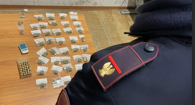 Pubblica sui social una foto con la pistola nei pantaloni. La Polizia perquisisce casa e trova droga