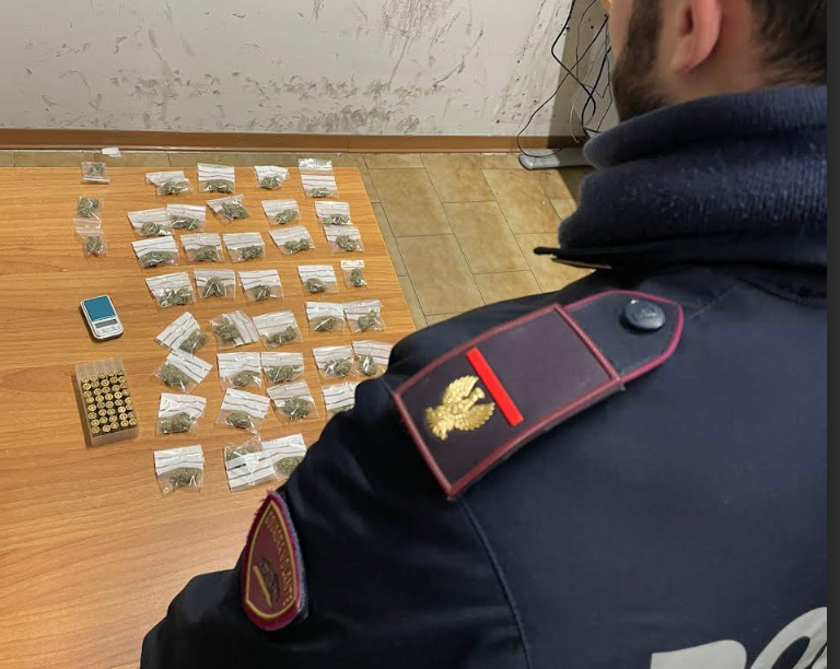 Pubblica sui social una foto con la pistola nei pantaloni. La Polizia perquisisce casa e trova droga
