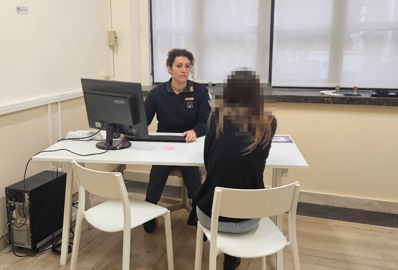 Prende a calci la moglie con gli scarponi da lavoro fratturandole costole e dito, Arrestato 63enne