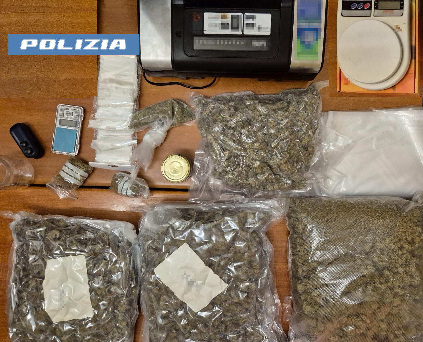 La Polizia ha arrestato un catanese di 60 anni sorpreso con oltre 4 chili di droga nascosta nella sua abitazione, nel quartiere Picanello.