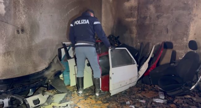 SCOPERTO-DALLA-POLIZIA-DI-STATO-UN-DEPOSITO-DI-PARTI-DI-CARROZZERIA-RUBATE.-TROVATE-ANCHE-TRE-AUTO-RUBATE-DENUNCIATO-UN-49ENNE-2.jpg