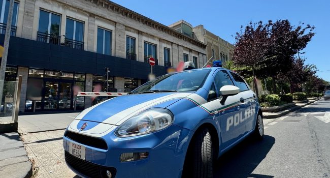 SORPRESO-A-RUBARE-AL-SUPERMERCATO-SCATOLETTE-DI-TONNO-E-SALMONE-PER-OLTRE-SETTANTA-EURO.-LA-POLIZIA-DI-STATO-ARRESTA-PER-RAPINA-38ENNE-SENZA-FISSA-DIMORA..jpg