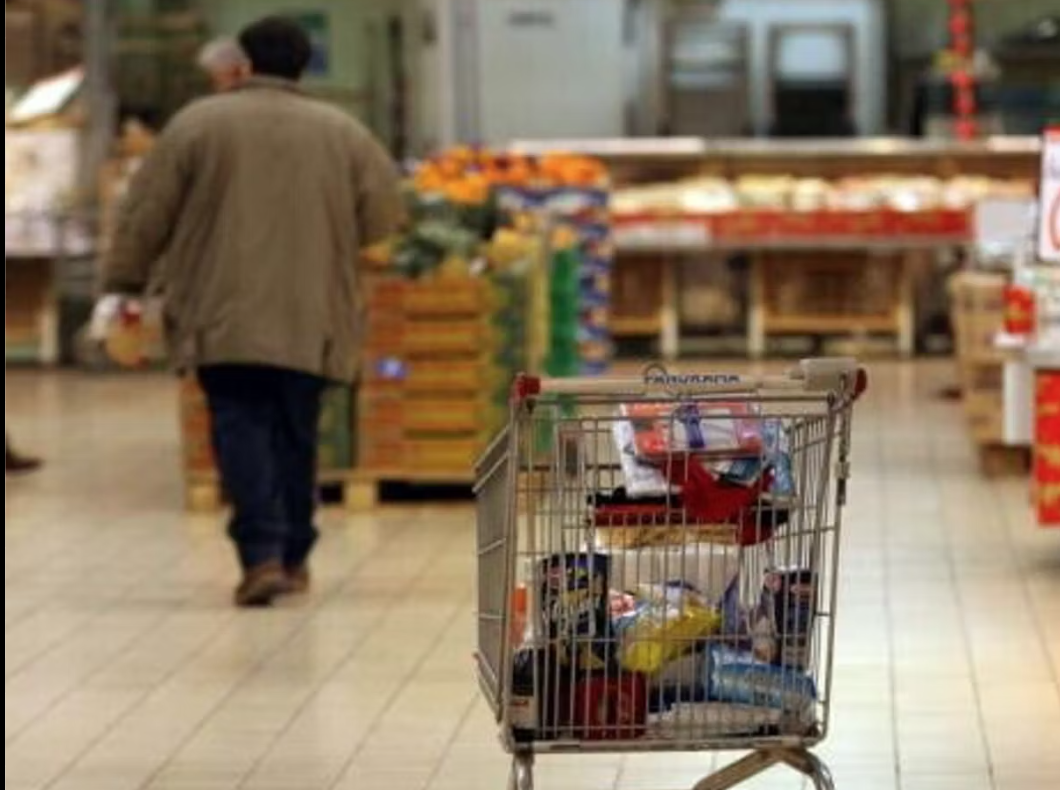Ruba al supermercato scatolette di tonno e salmone. Arrestato 38enne per rapina