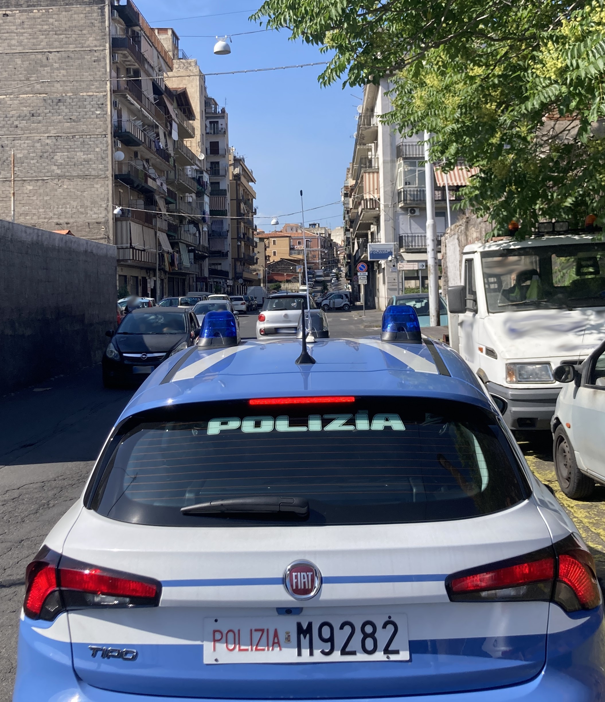Entrano a scuola per rubare nell’aula informatica. Arrestati due minori