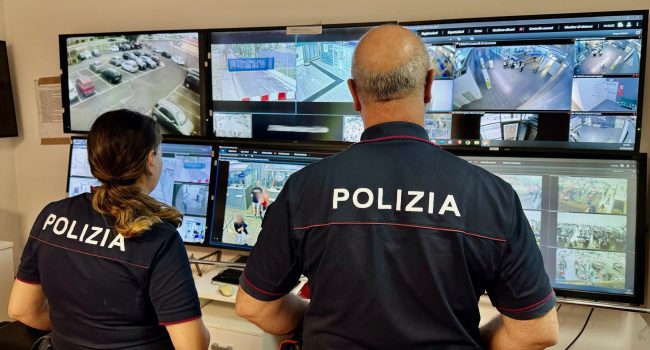 RUBA-UN-PAIO-DI-OCCHIALI-DA-SOLE-PRIMA-DI-PRENDERE-L’AEREO-PASSEGGERO-INDIVIDUATO-E-DENUNCIATO-DALLA-POLIZIA-DI-STATO.jpg