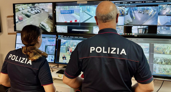 Ruba un paio di occhiali prima di partire in aereo, passeggero denunciato a Catania