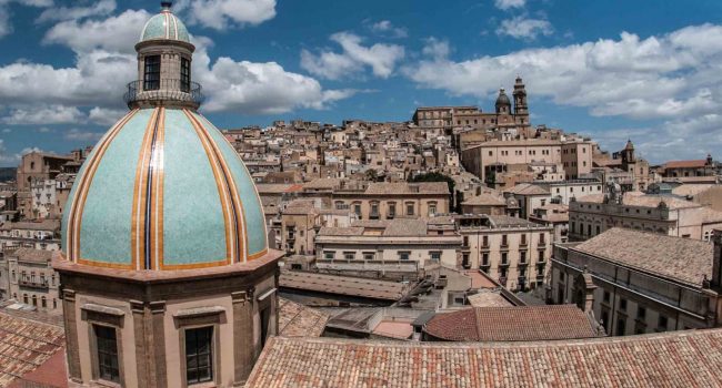 Caltagirone chiede alla Regione una norma strutturale per il centro storico: “Come per Ragusa Ibla e Ortigia”