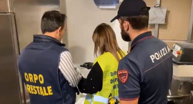 Catania, task force chiude un ristorante del centro: topi e blatte nei locali.