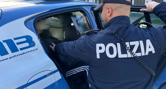 Sorpreso dalla Polizia a Catania mentre rompe finestrino di un’auto in sosta. Arrestato 52enne