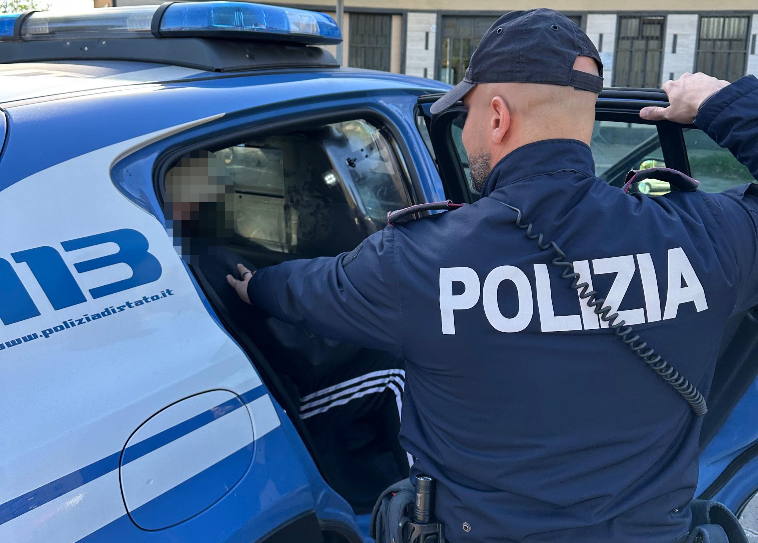 Sorpreso dalla Polizia a Catania mentre rompe finestrino di un’auto in sosta. Arrestato 52enne