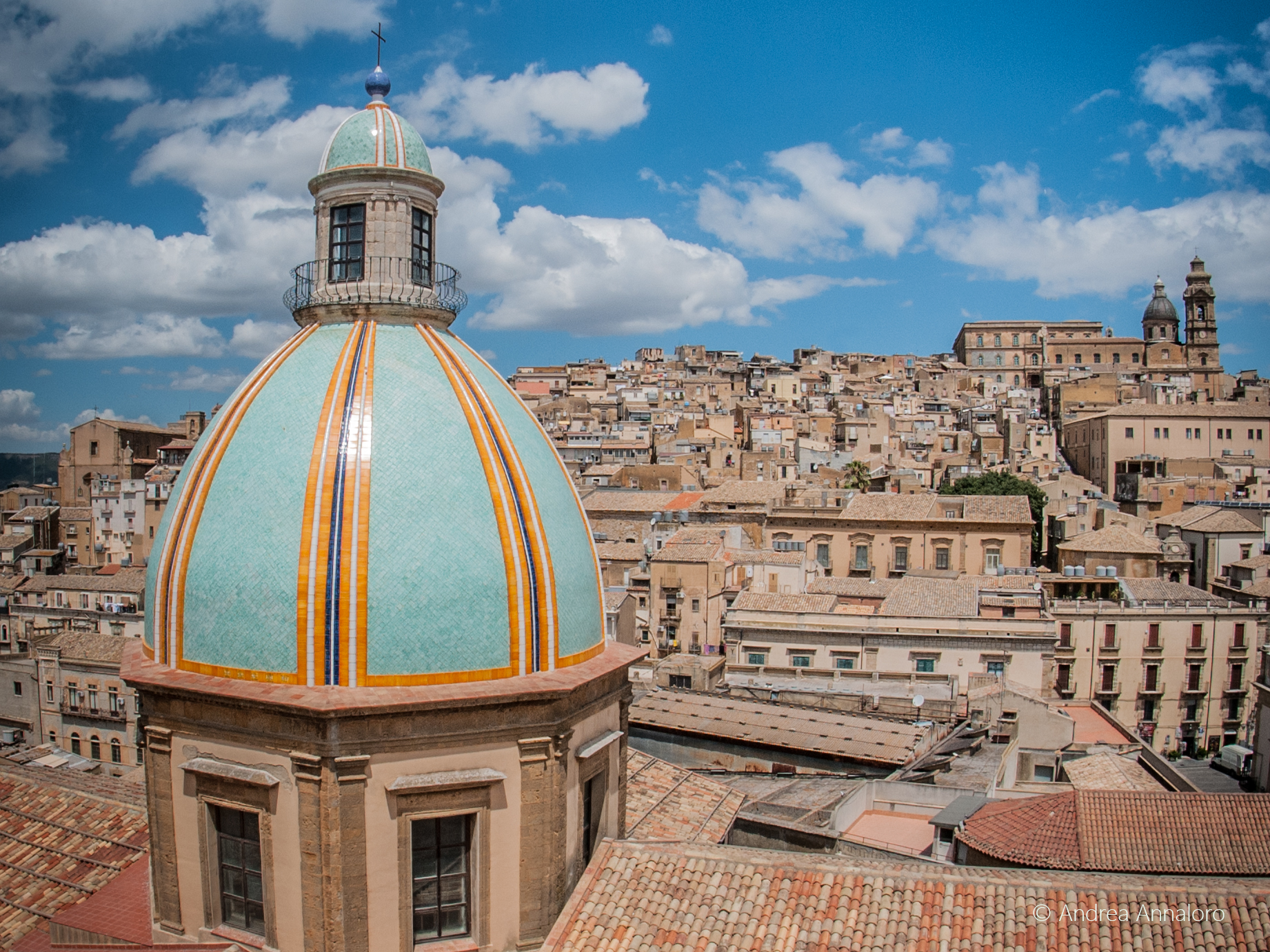 “Lumina 2025”, il Natale a Caltagirone: sino al 6 gennaio l’affascinante percorso dei presepi artistici, un viaggio nella tradizione, nella creatività e nello spirito più autentico della festa