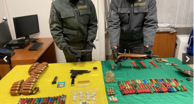 Guardia di Finanza rinviene e sequestra 3 pistole in un casolare abbandonato alla periferia di Catania