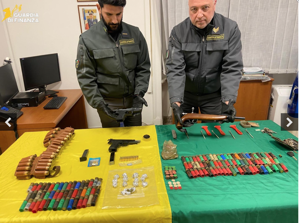 Guardia di Finanza rinviene e sequestra 3 pistole in un casolare abbandonato alla periferia di Catania