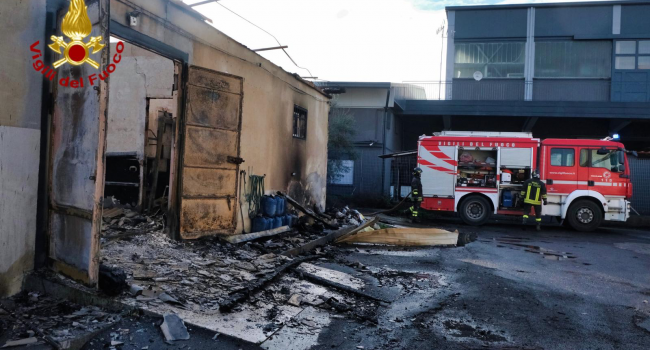 Vasto incendio nella zona industriale di Catania: impegnati i Vigili del Fuoco per tutta la notte