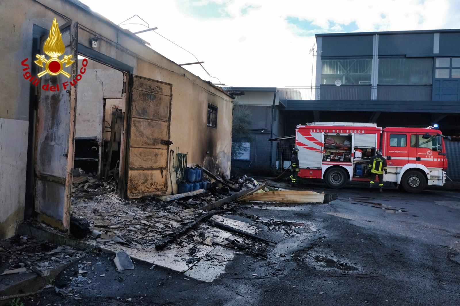 Vasto incendio nella zona industriale di Catania: impegnati i Vigili del Fuoco per tutta la notte