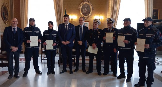Palazzo degli Elefanti, sindaco Trantino e assessore Coppolino consegnano encomi alla Polizia locale