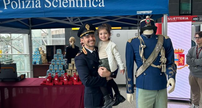 FESTA-DELL’EPIFANIA-I-POLIZIOTTI-ACCOLGONO-I-PASSEGGERI-IN-AEROPORTO-PER-UN-MOMENTO-DI-INFORMAZIONE-E-DI-FESTA-PER-I-BAMBINI-1.jpg