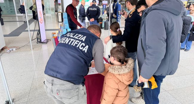 Epifania: poliziotto accolgono i passeggeri in aeroporto a Catania