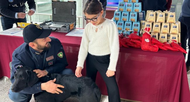 FESTA-DELL’EPIFANIA-I-POLIZIOTTI-ACCOLGONO-I-PASSEGGERI-IN-AEROPORTO-PER-UN-MOMENTO-DI-INFORMAZIONE-E-DI-FESTA-PER-I-BAMBINI-3.jpg