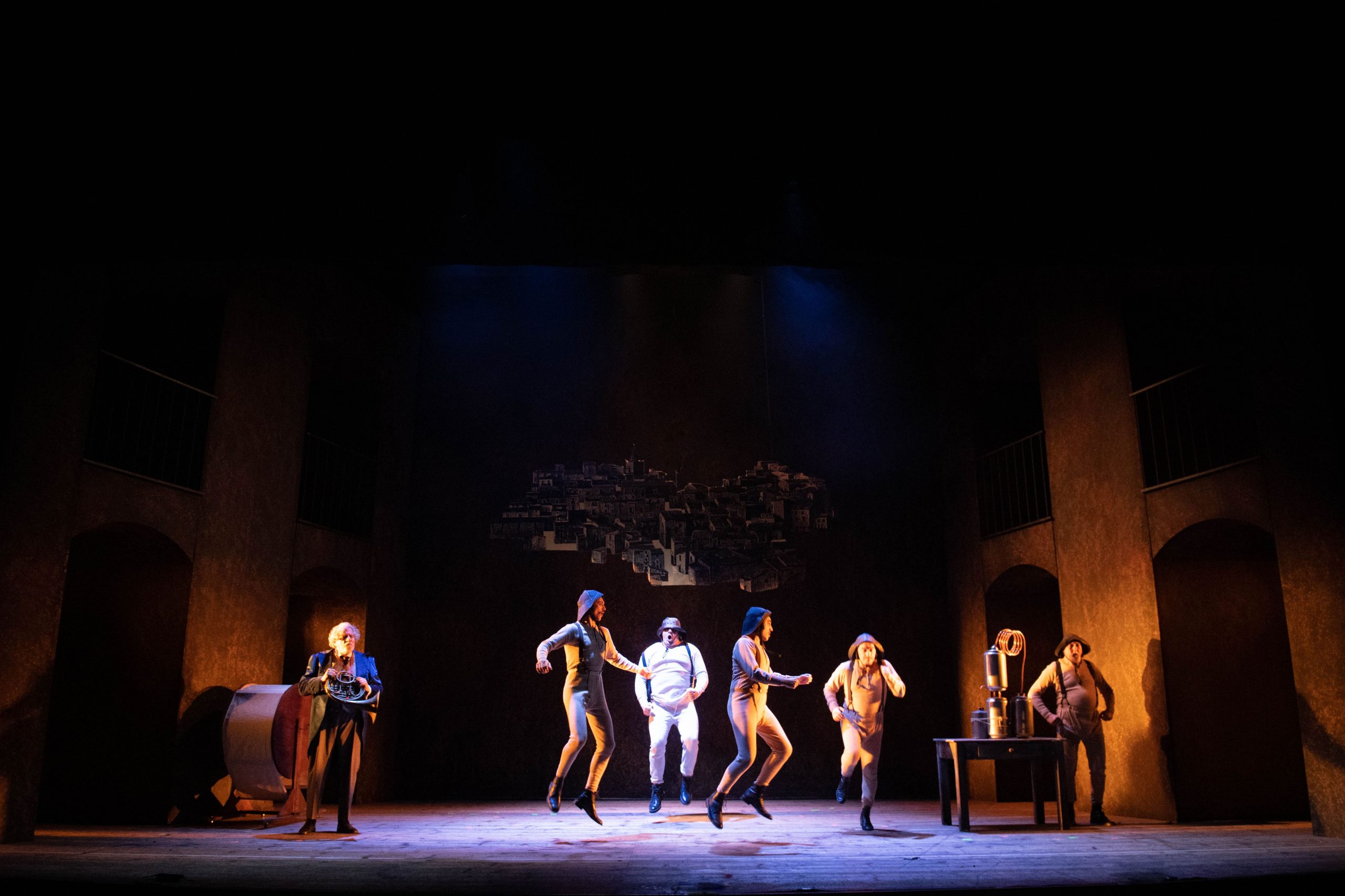 Al Teatro Stabile di Catania in scena “Il birraio di Preston” di Andrea Camilleri con la regia di Giuseppe Dipasquale – Teatro Verga dal 6 all’11 gennaio 2026